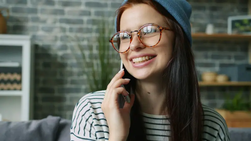 Empresa limpa nome RecuperaNome: cliente sorridente conversa pelo celular com a equipe